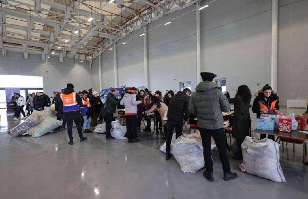 Deprem bölgesine yardım kampanyası başladı! İşte bölgede en çok ihtiyaç duyulan malzemeler ve yardım yapılacak adresler 3